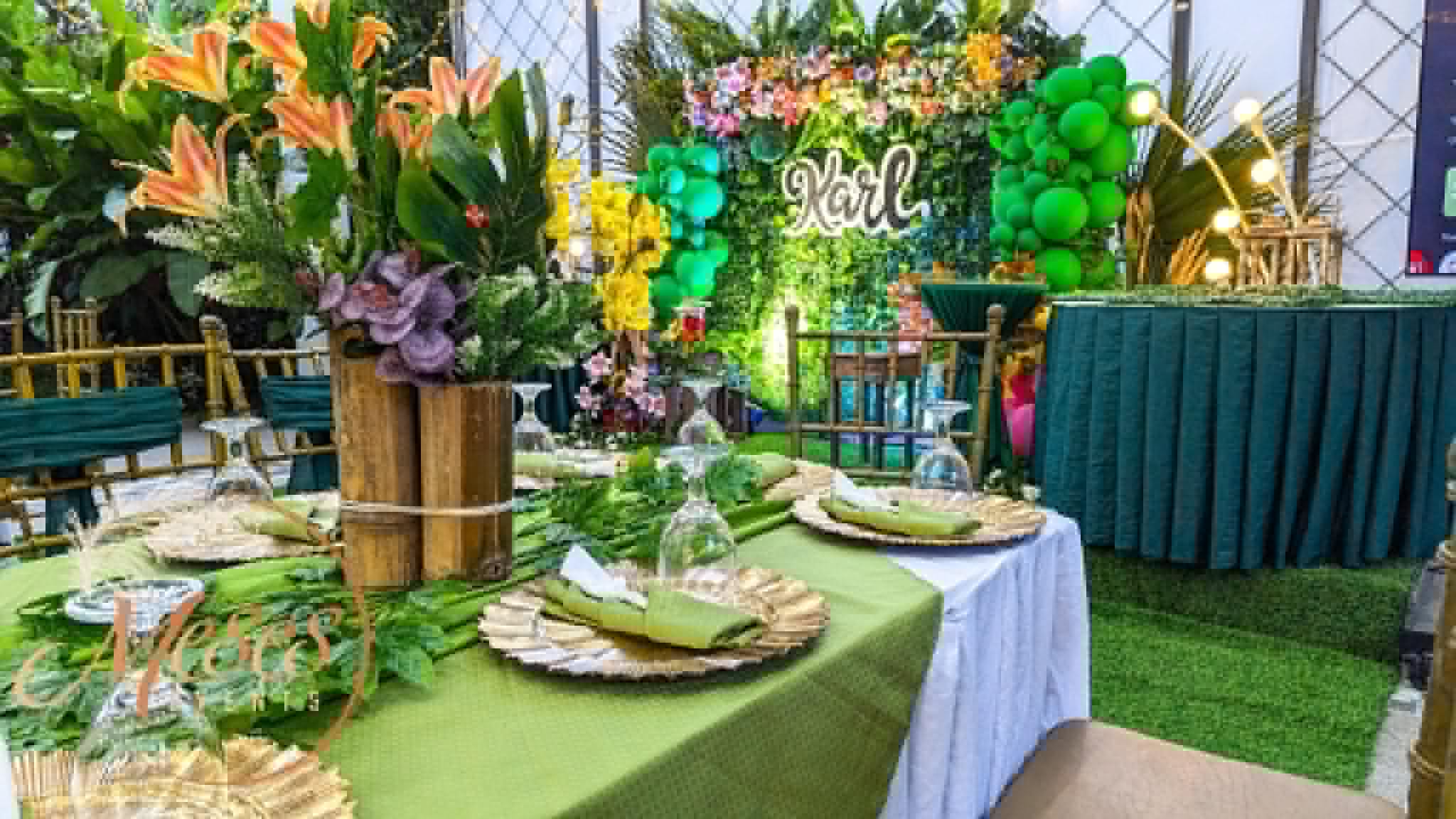 Villa 1 tropical table setting with green linens and leaf details