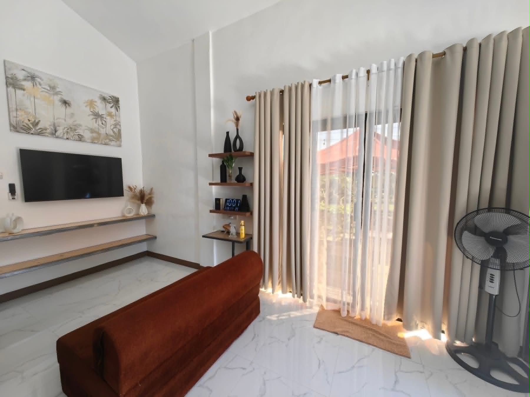 Villa 1 air-conditioned room with TV and balcony curtains