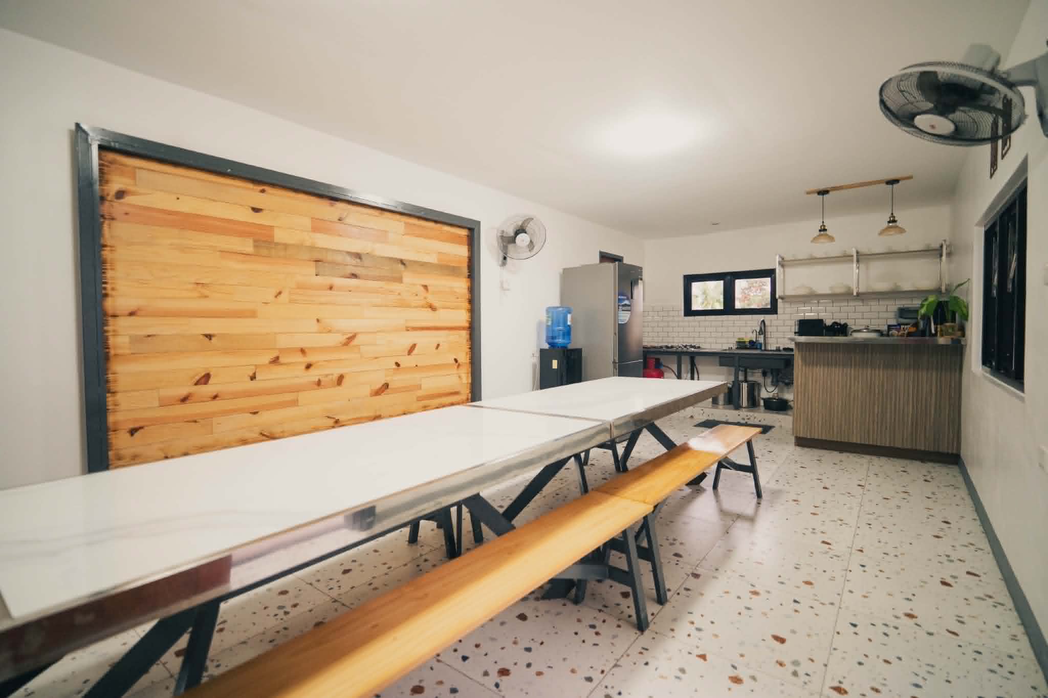 Villa 2 indoor dining table and kitchen area