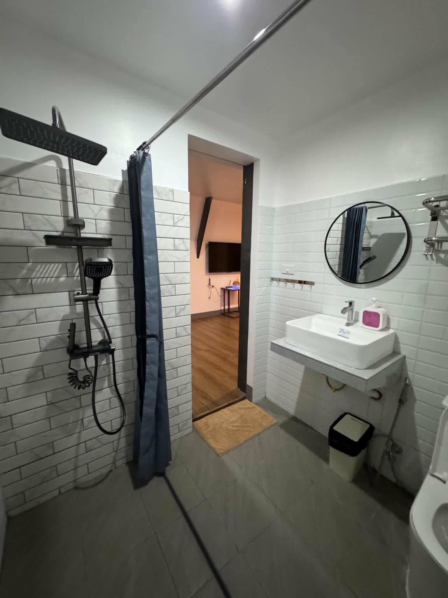 Villa 2 bathroom with shower and vanity
