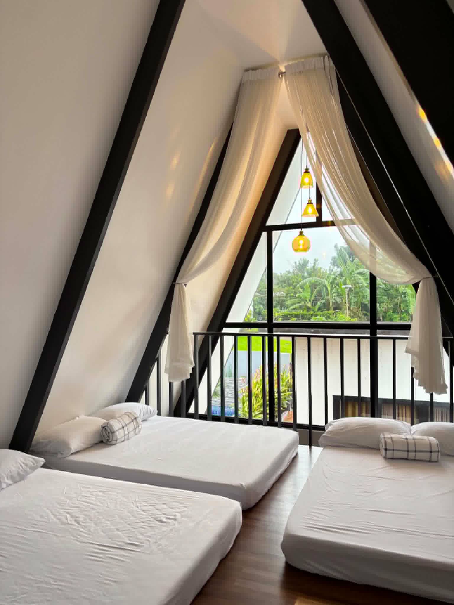 Villa 2 loft beds with balcony view
