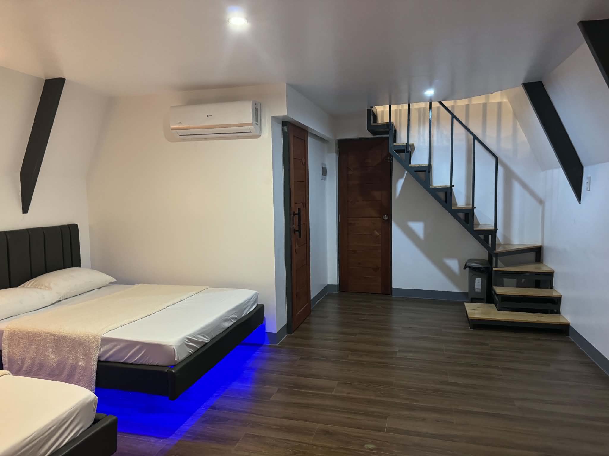 Villa 2 room with bed and loft stairs